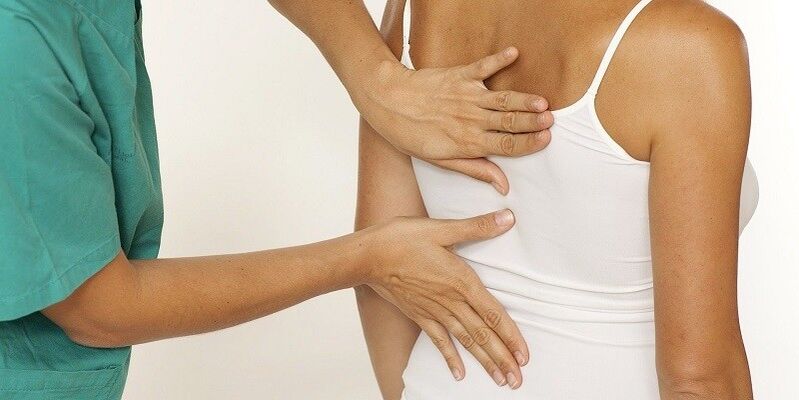 examen du dos pour des douleurs aux omoplates