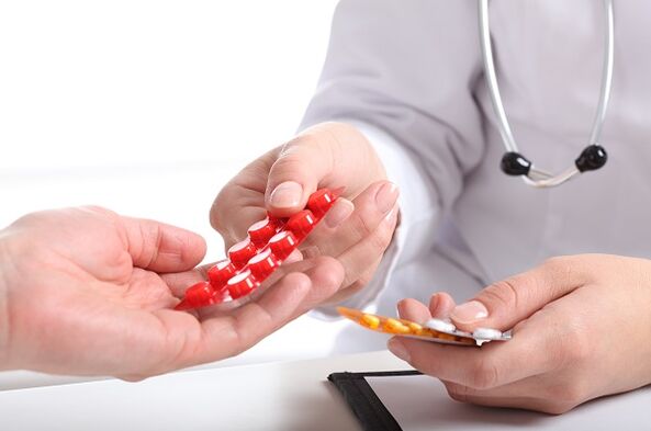 le médecin prescrit des médicaments pour traiter l'ostéochondrose cervicale